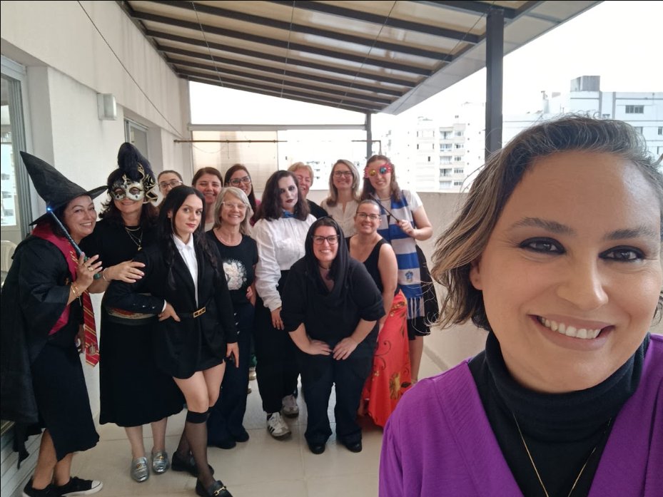Grupo fantasiado para o encontro de Halloween